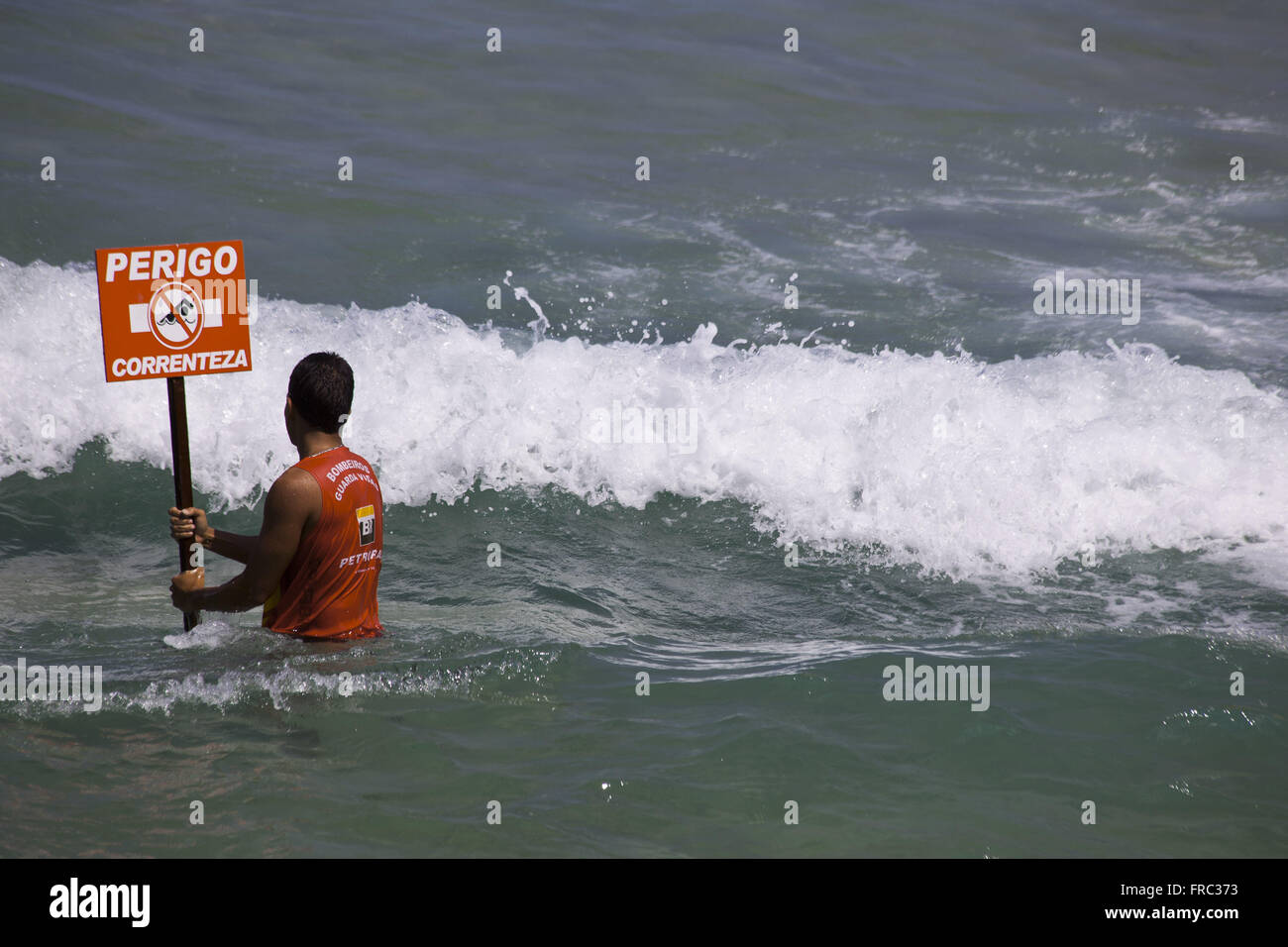 Les sauveteurs pompier tenue d'avertissement sur la plage d'Ipanema Banque D'Images