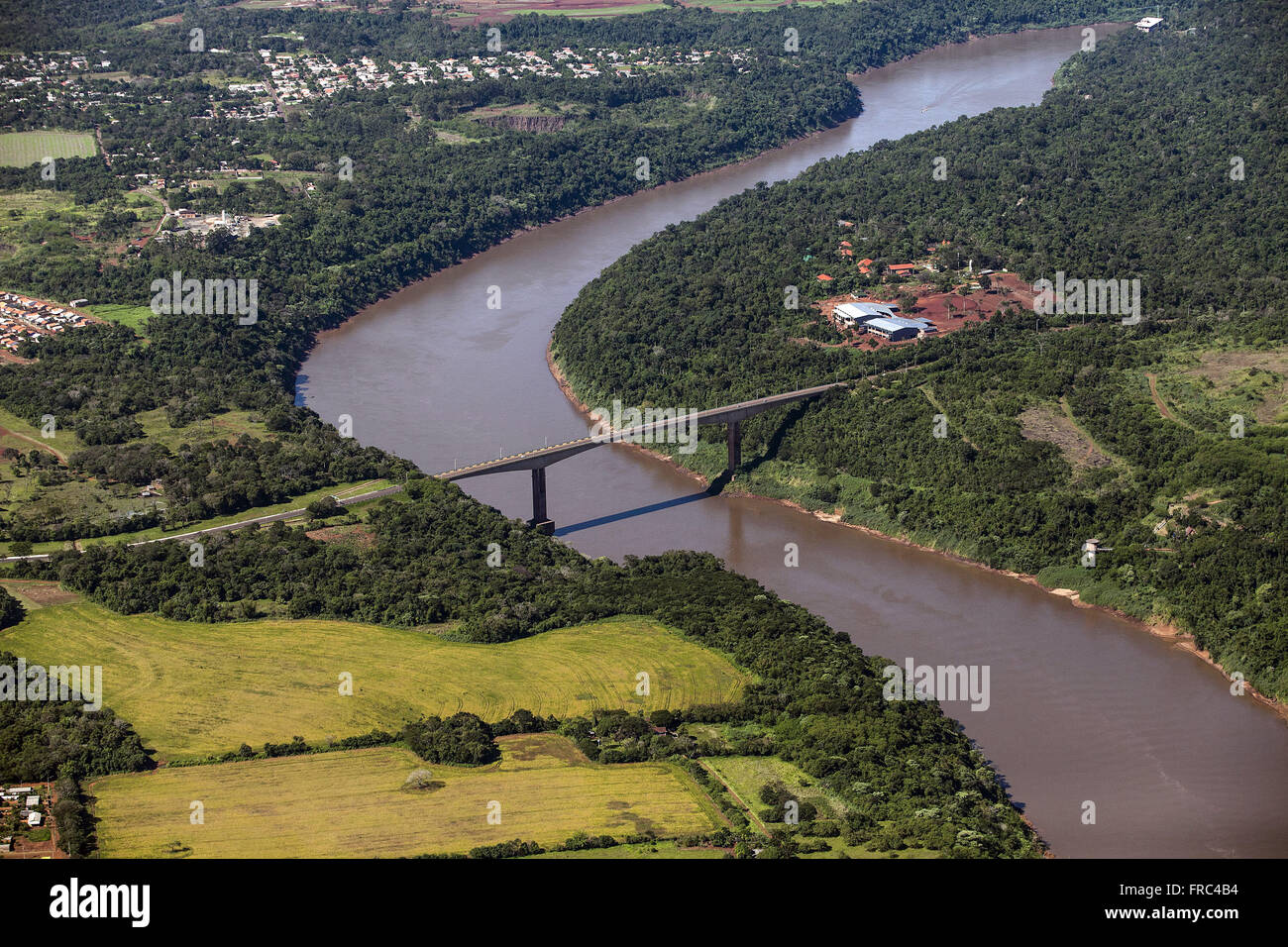Vue aérienne de l'Tancredo Neves International Bridge BR-469 sur la rivière Iguaçu Banque D'Images