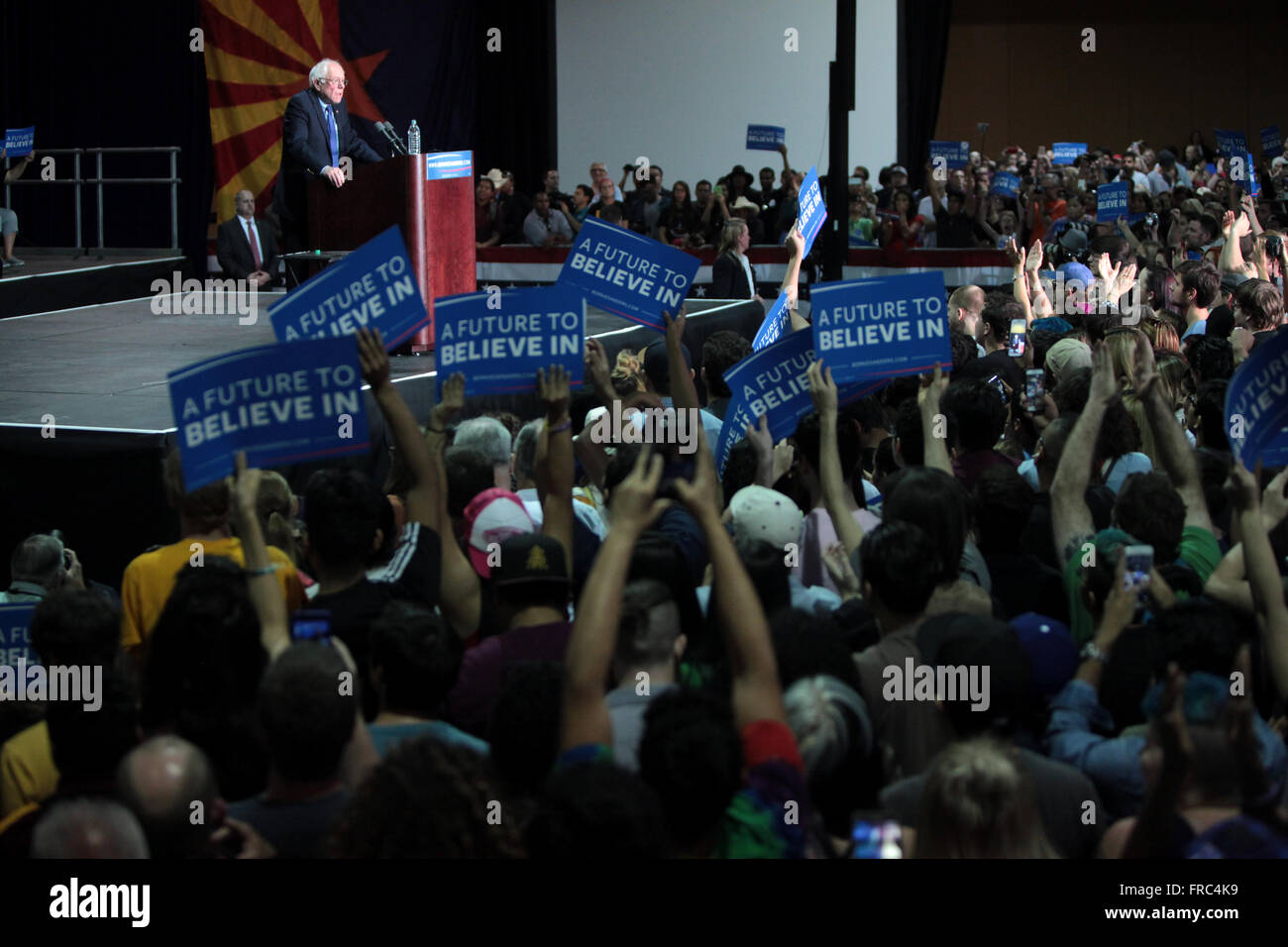 Le sénateur américain et le candidat démocrate Bernie Sanders parle aux partisans lors d'un rassemblement électoral au centre de conventions de Phoenix le 15 mars 2016 à Phoenix, Arizona. Banque D'Images