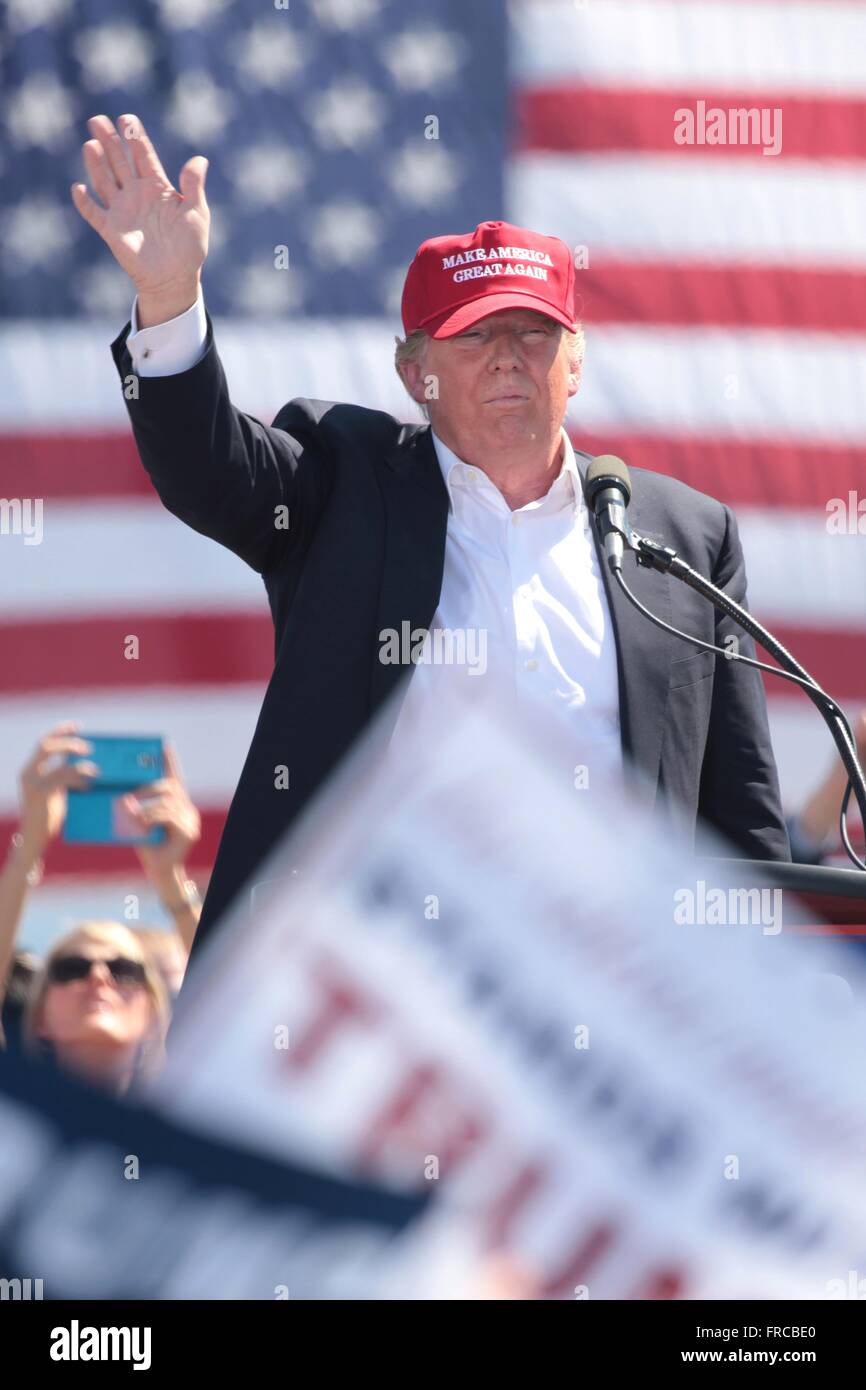 Le candidat républicain milliardaire Donald Trump parlant aux partisans lors d'un rassemblement électoral à Fountain Park le 19 mars 2016 à Fountain Hills, Arizona. Banque D'Images