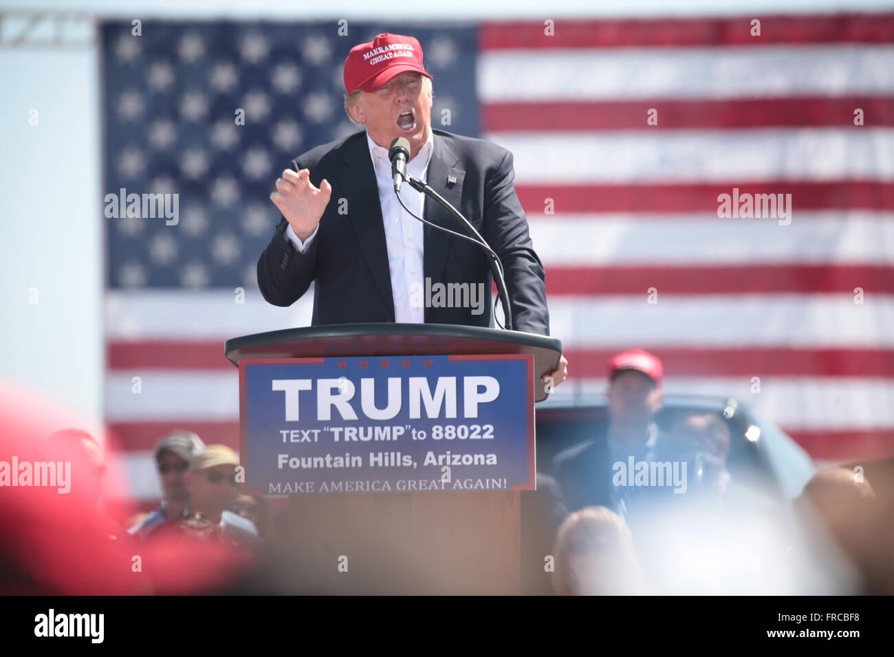 Le candidat républicain milliardaire Donald Trump parlant aux partisans lors d'un rassemblement électoral à Fountain Park le 19 mars 2016 à Fountain Hills, Arizona. Banque D'Images