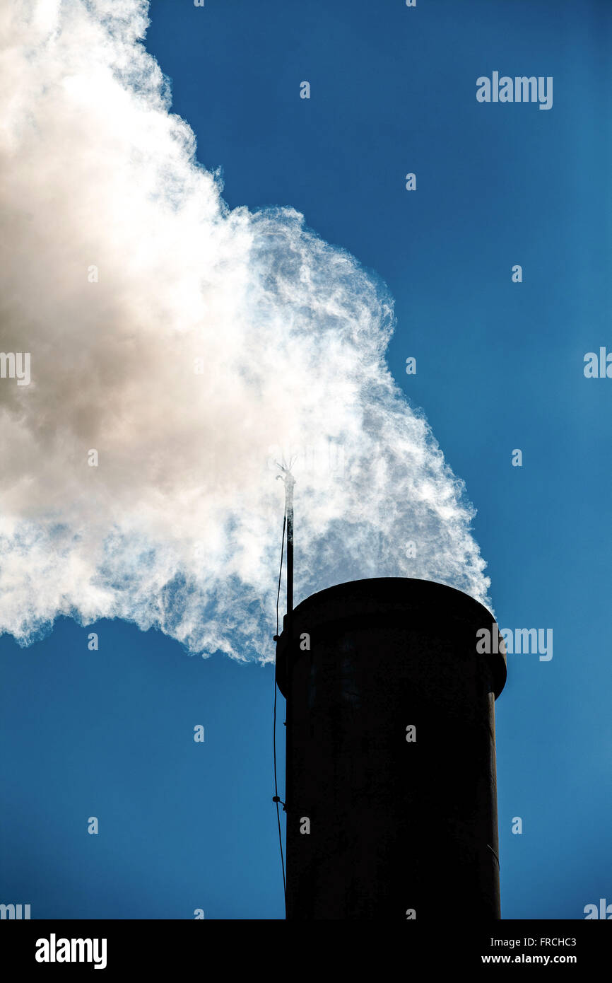 Chaminé soltando caldeira de vapeur Banque D'Images