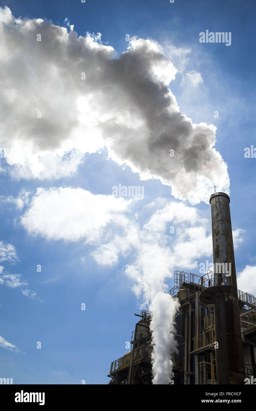 Chaminé soltando caldeira de vapeur Banque D'Images