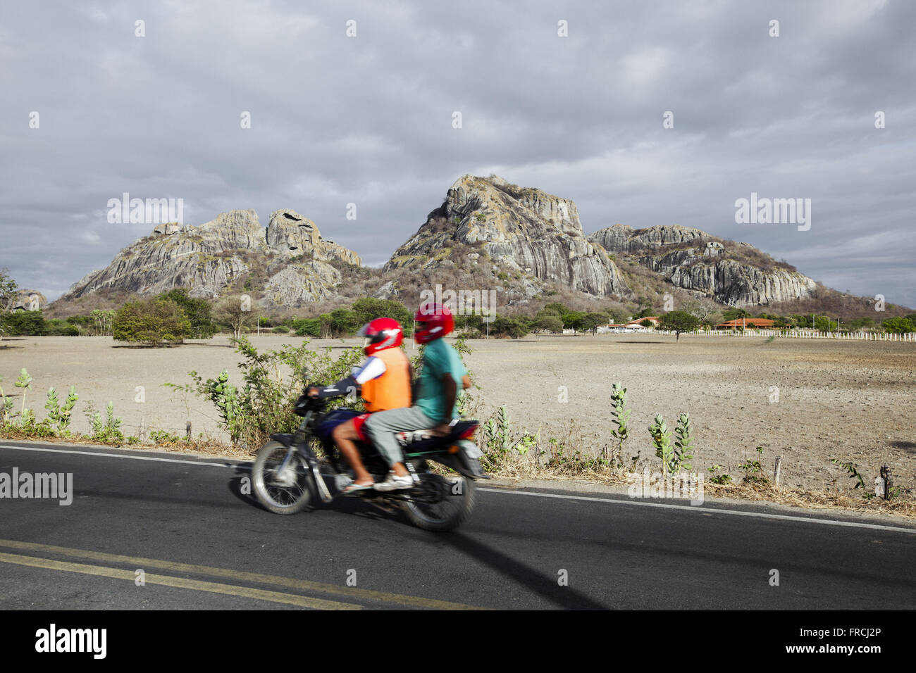 Motocyclistes sur la route qui relie la ville à l'Acude Cèdre monolithes - dans l'arrière-plan Banque D'Images