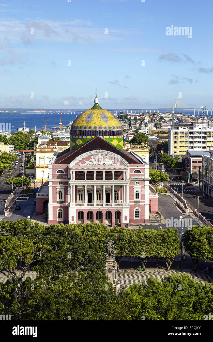 Vista de Cima do Teatro Amazonas localizado no largo São Sebastião - Rio Negro ao fundo Banque D'Images