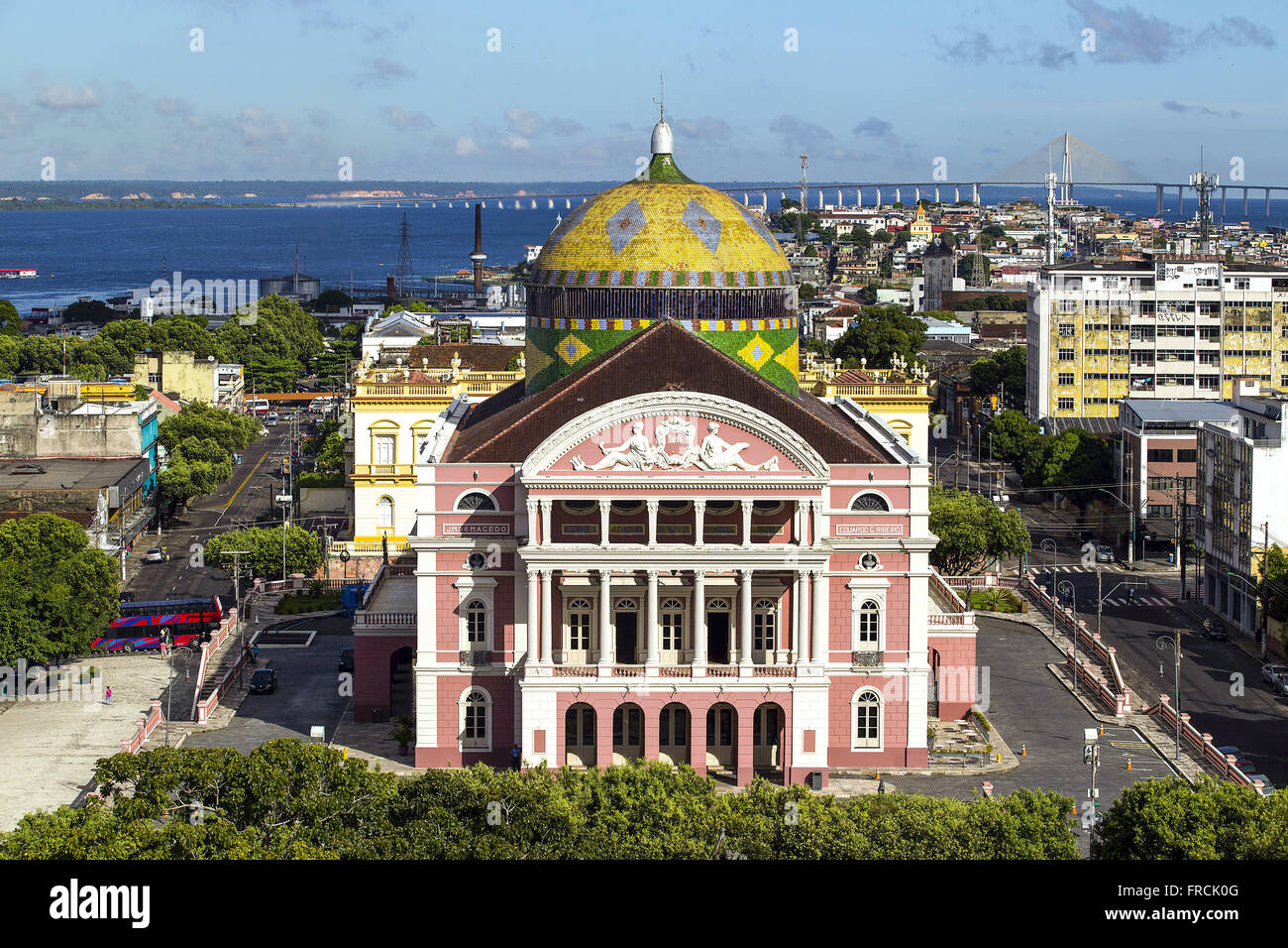Vista de Cima do Teatro Amazonas localizado no largo de São Sebastião - Rio Negro ao fundo Banque D'Images