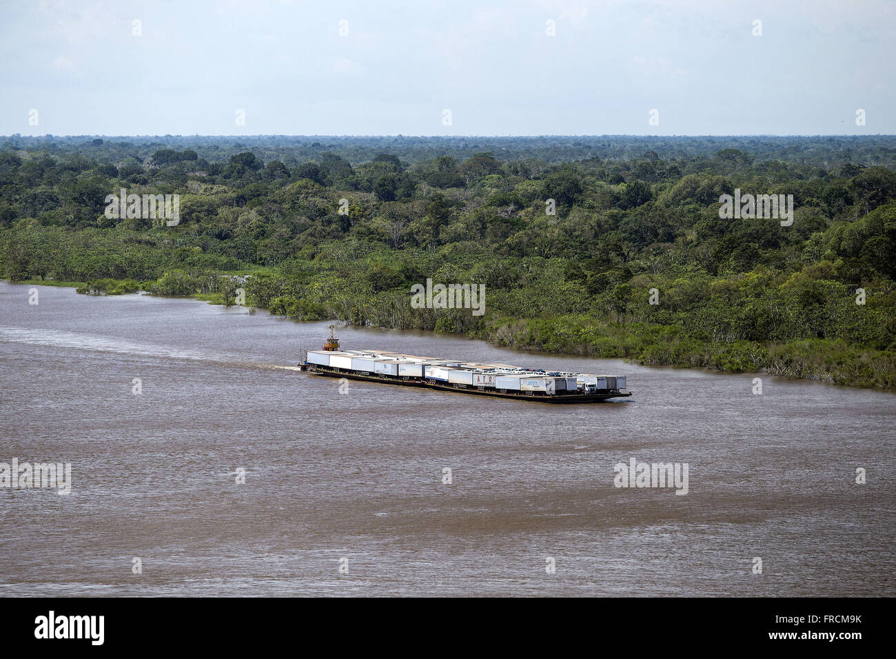Vista Aérea de balsa transportando caminhões e carros no Rio Amazonas Banque D'Images