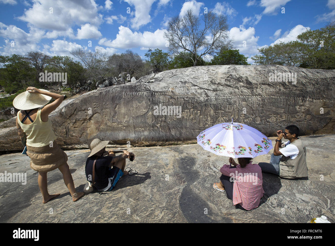 Turistas contemplam itacoatiaras na Pedra do Ingá - sítio arqueológico Banque D'Images