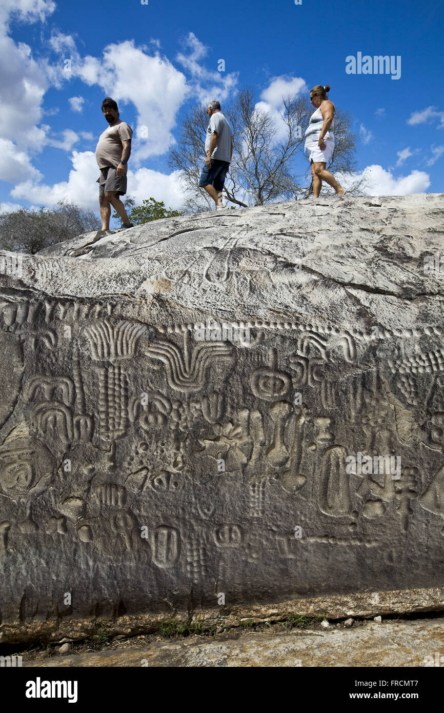 Itacoatiaras na Pedra do Ingá - sítio arqueológico aucun leito do Rio Ingá de Bacamarte Banque D'Images