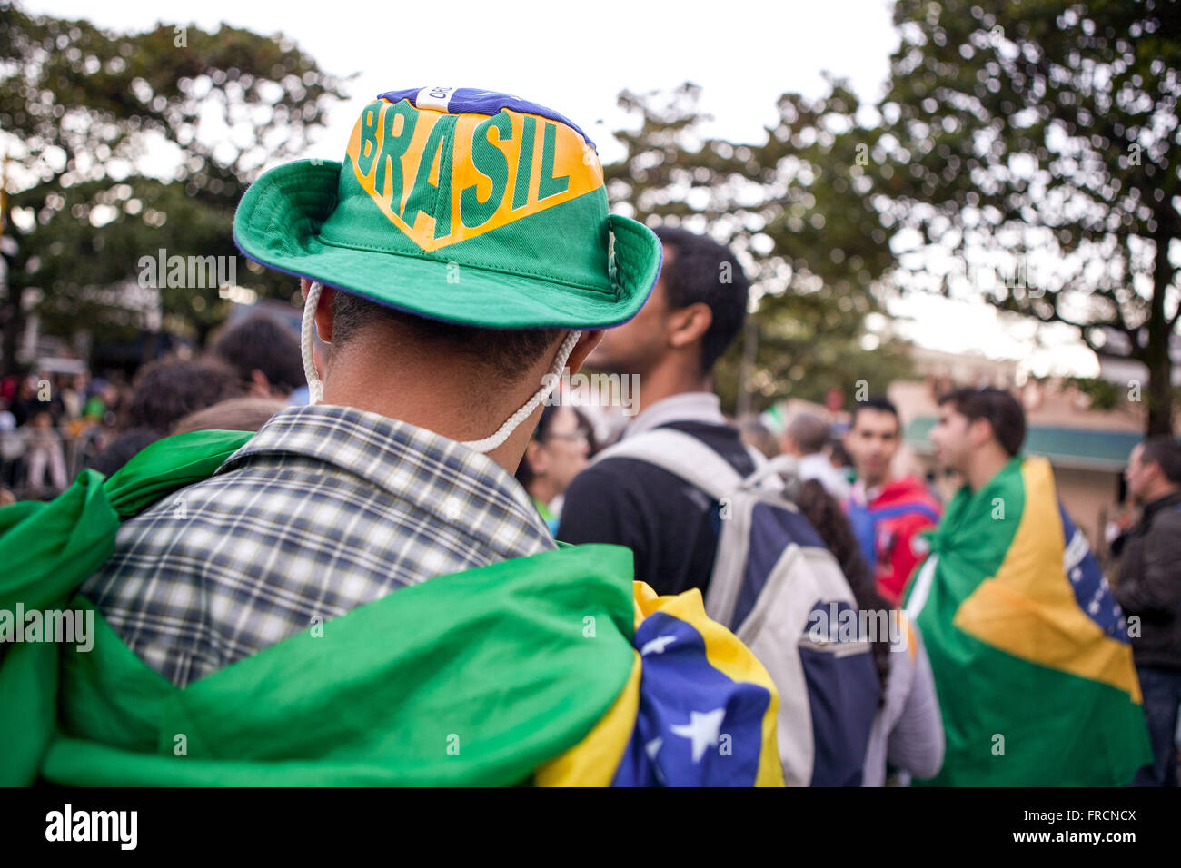 Personne avec chapeau et drapeau brésilien à la Journée mondiale de la jeunesse Rio 2013 Banque D'Images