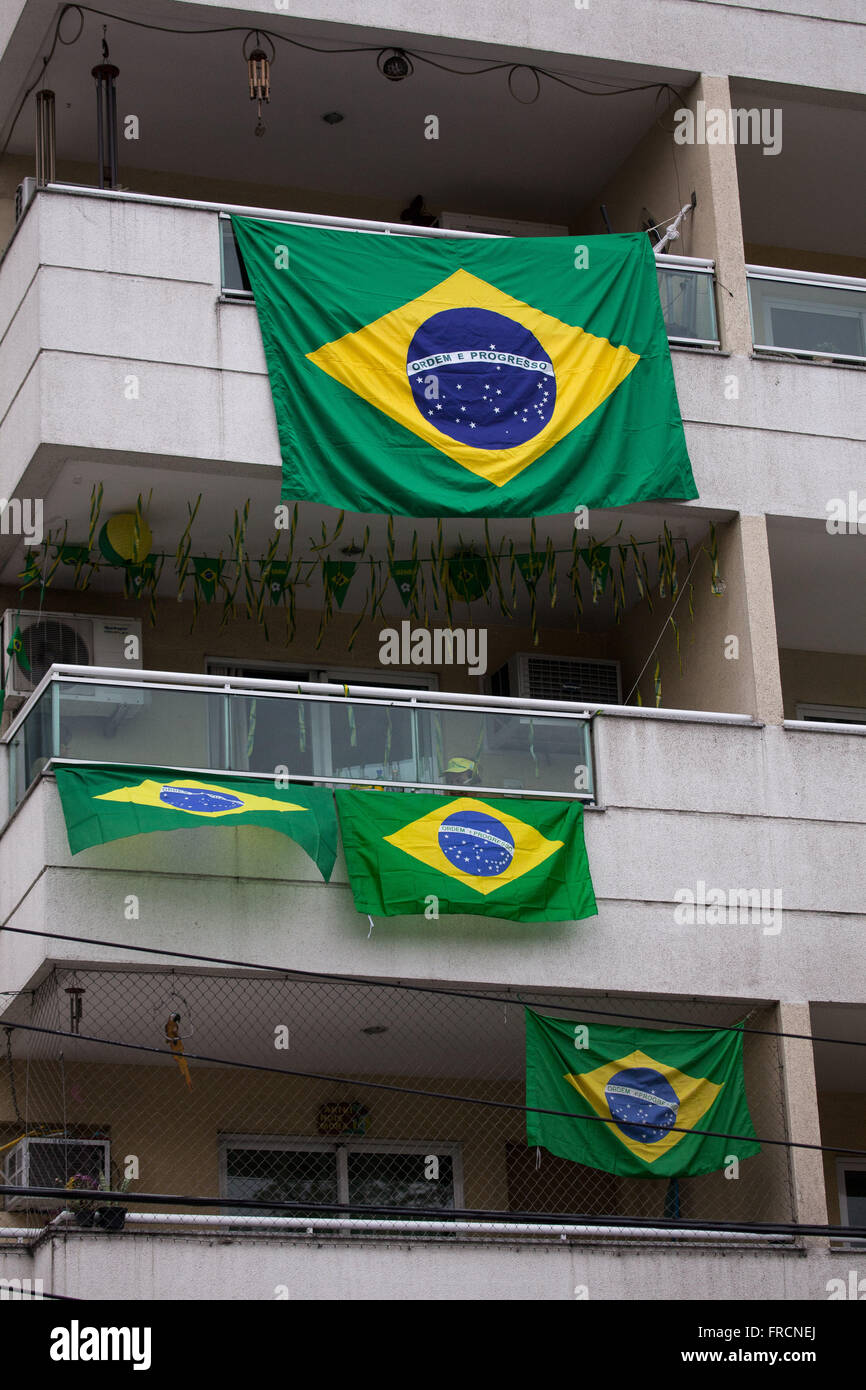 Immeuble avec balcons à Avenida drapeaux brésilien Maracana avant le match entre le Brésil et l'Espagne Banque D'Images