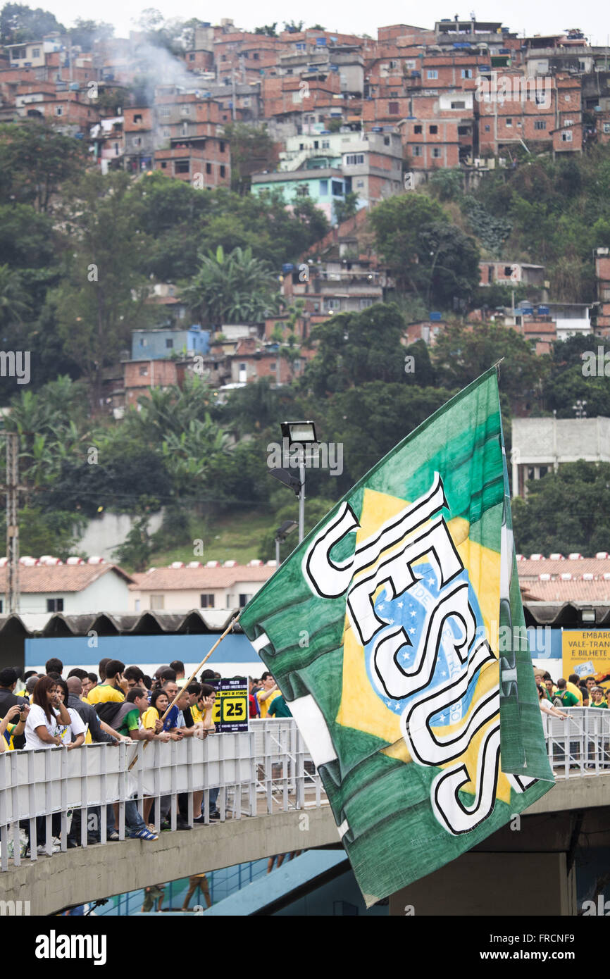 Les partisans du Brésil avec drapeau écrit avec Jésus dans la station de Maracana Morro da Mangueira Accessoire Banque D'Images