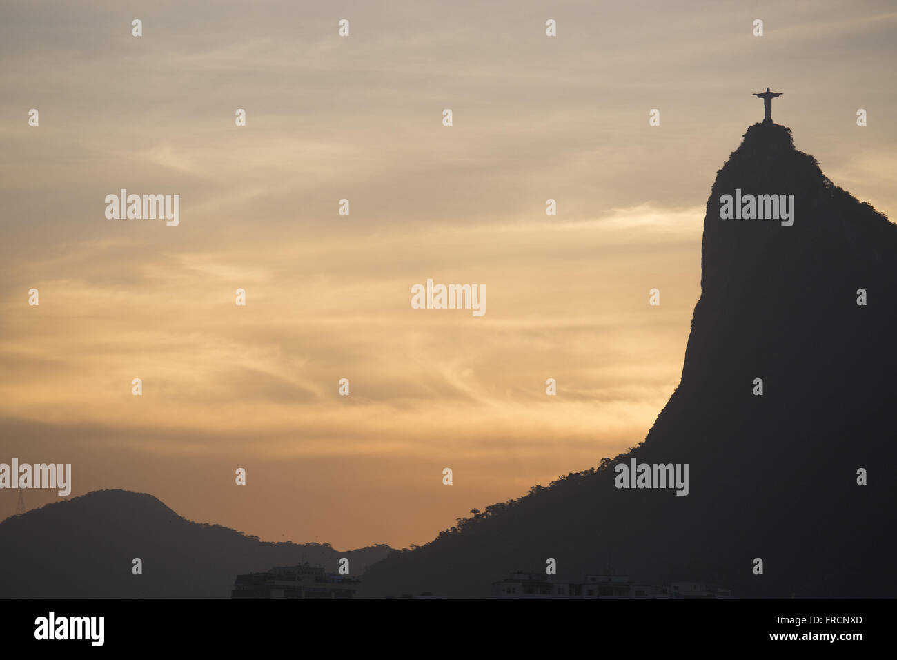 Vue sur le coucher du soleil sur la montagne du Corcovado Banque D'Images