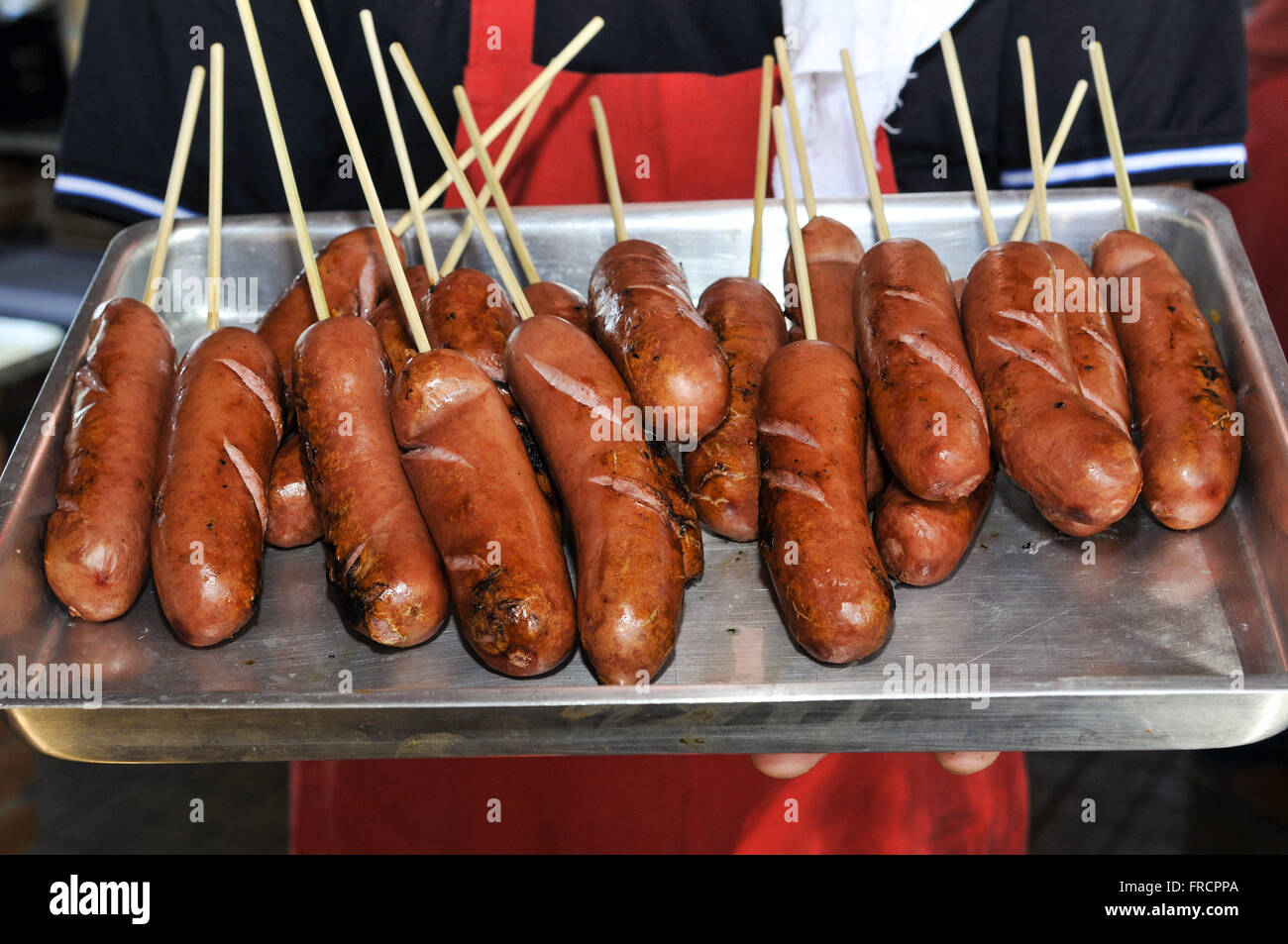 Saucisses cuites dans le bac en vente Fête de Tradition - Colonia Helvetia Banque D'Images
