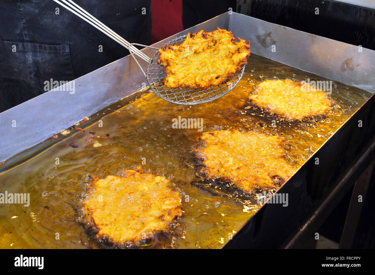 La préparation Kartoffelpuffer ou galette de pommes de terre sur la fête de la Tradition - Colonia Helvetia Banque D'Images