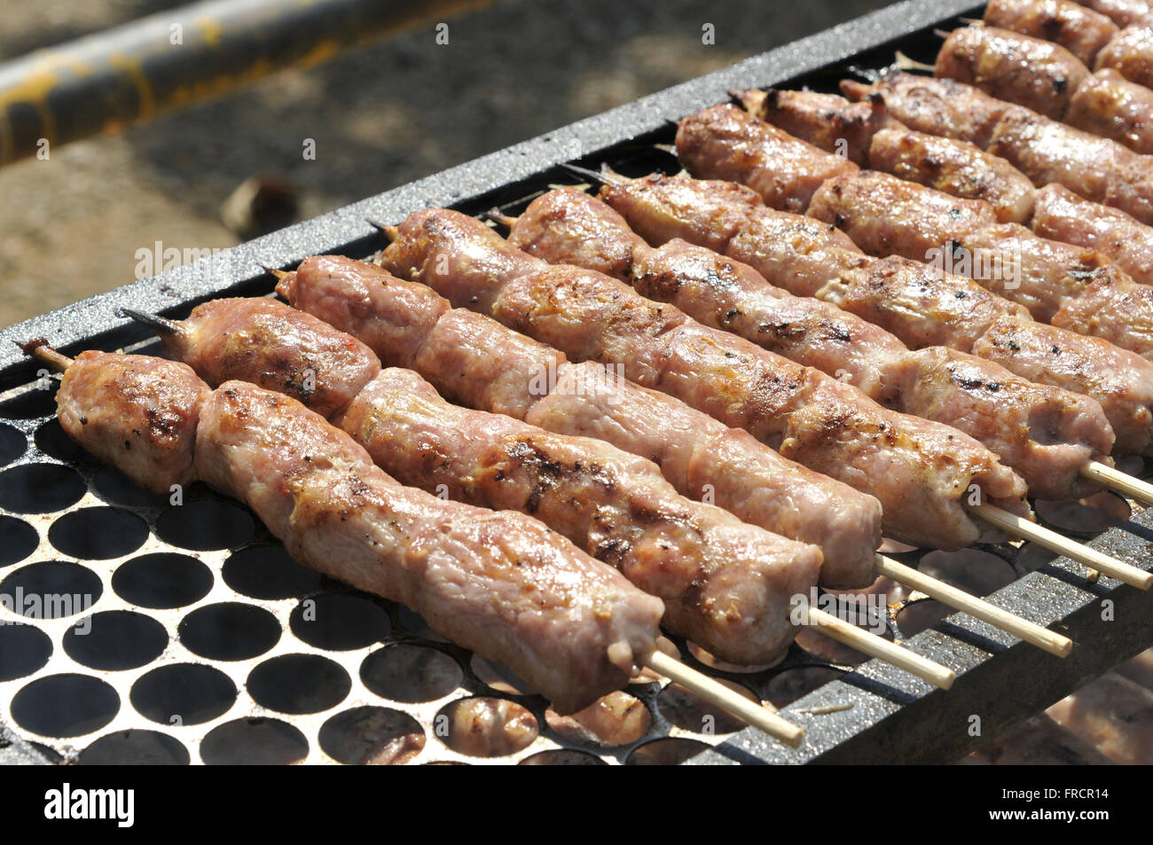 Brochettes de linguica la cuisson au Premier Festival de quartier dans Sapezeiro Linguica Banque D'Images