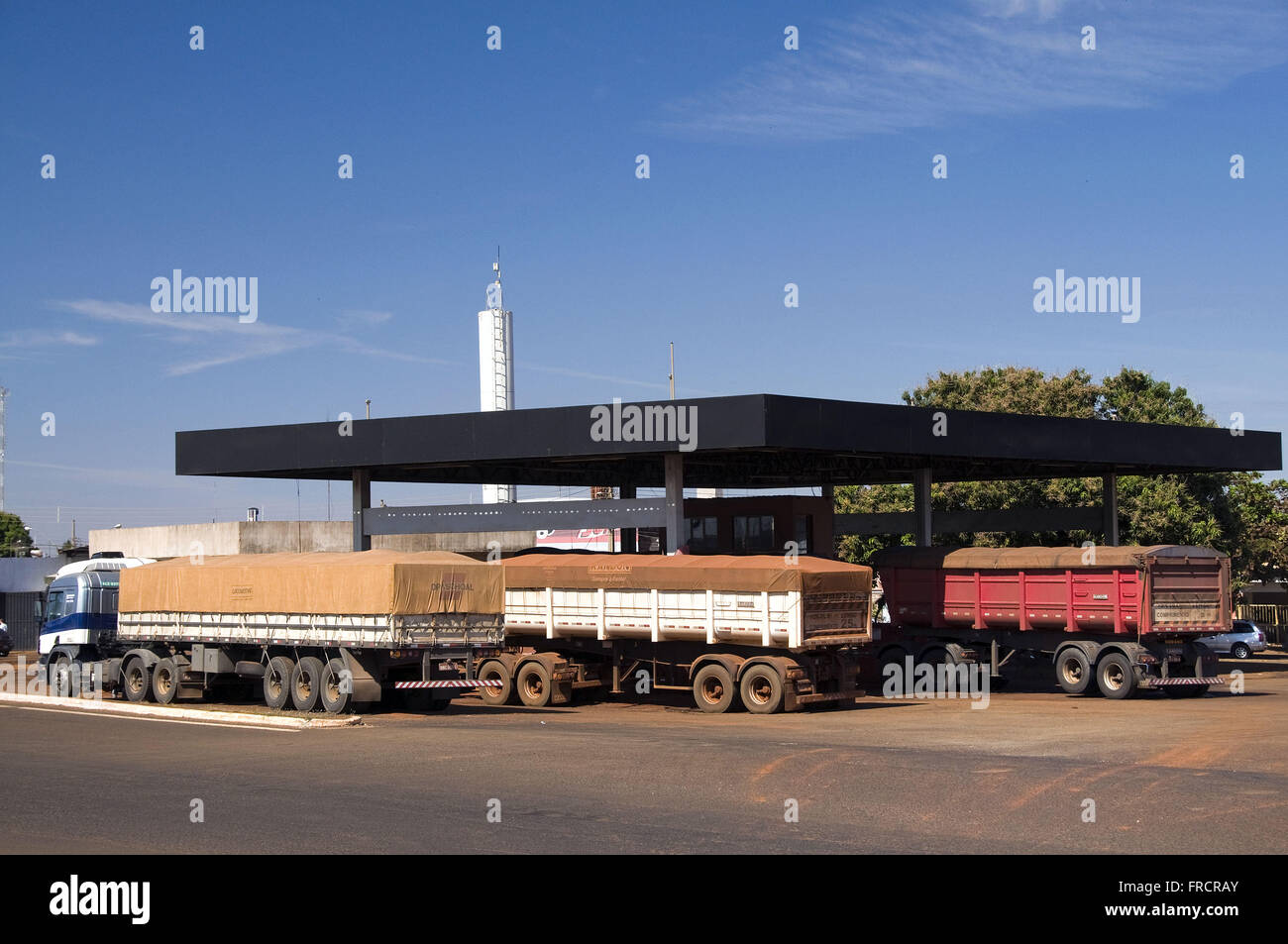 Les camions stationnés sur station de carburant dans la ville de Triangulo Mineiro dans Planura Banque D'Images