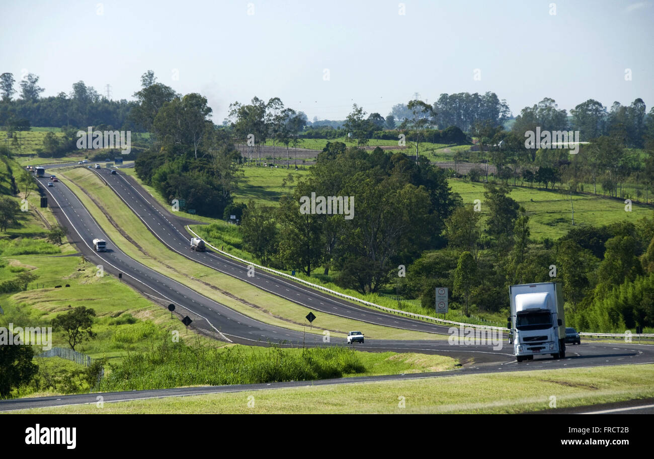 La circulation dans Washington Luiz Highway - SP-310 - Rio Claro - l'état de São Paulo Banque D'Images