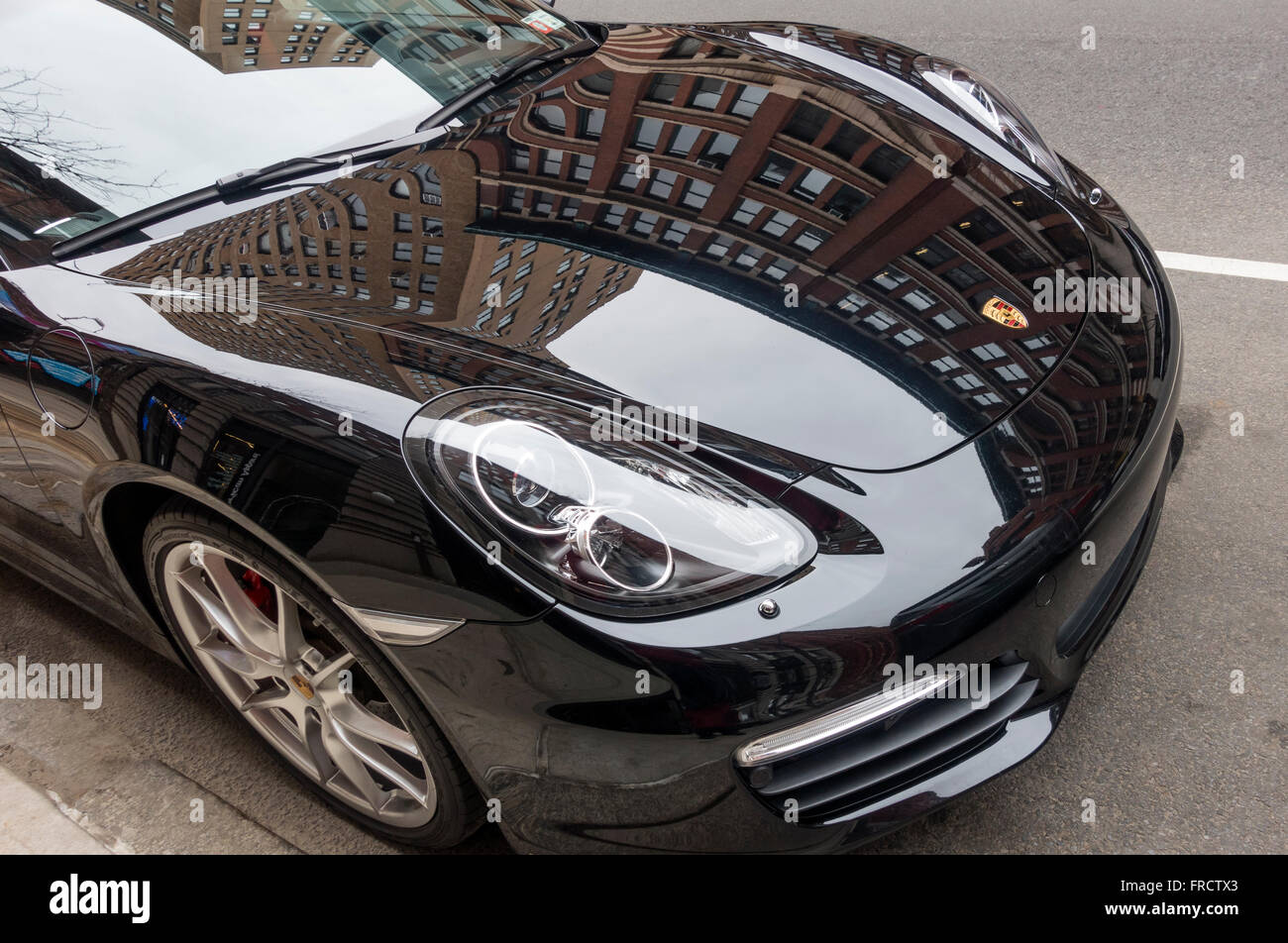 Porsche Noire stationnée sur la rue Banque D'Images