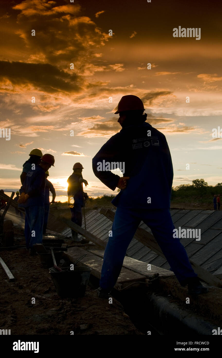 La transposition du Rio São Francisco - Des ouvriers sur la berge du canal Banque D'Images