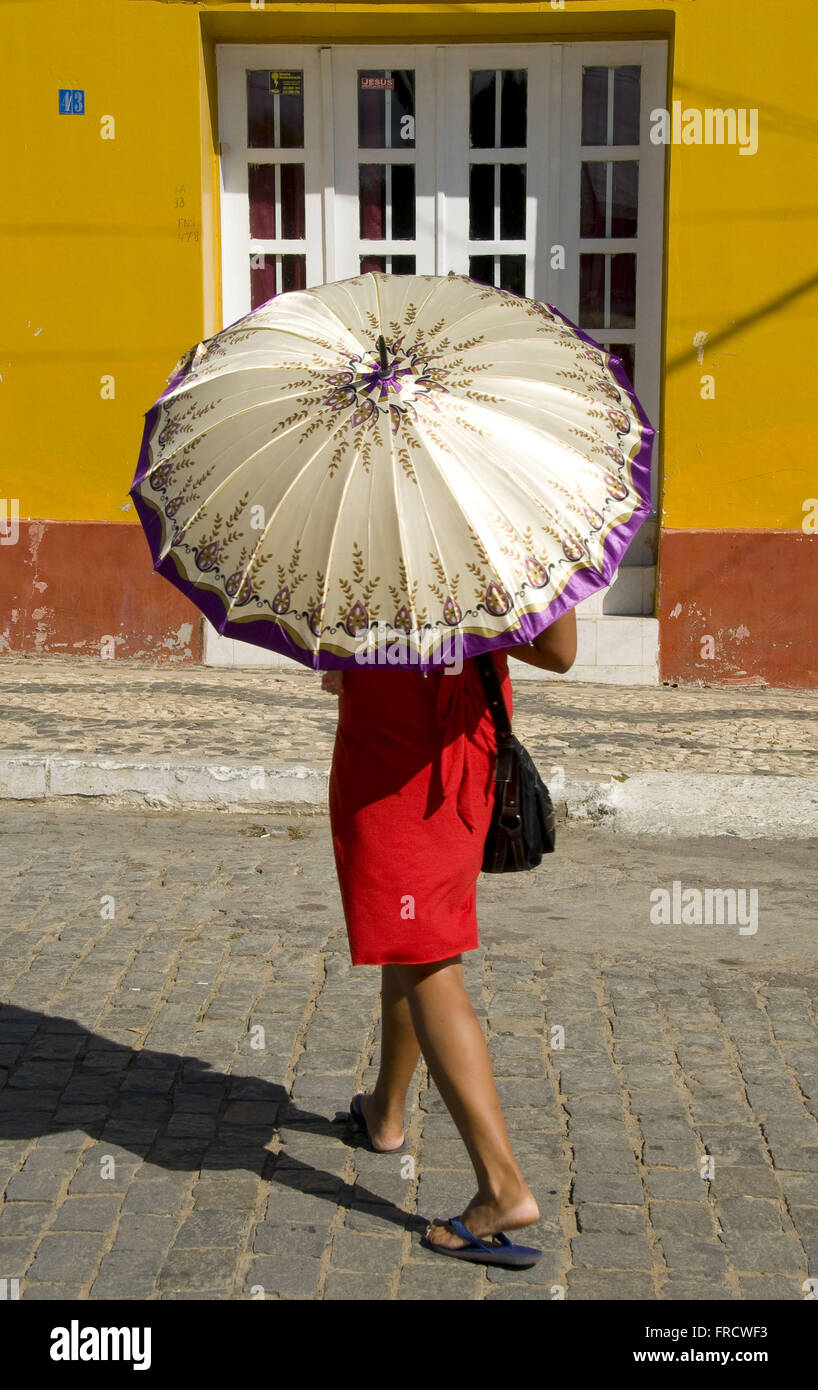 Femme se protéger contre le soleil avec parapluie dans la ville de Cabrobo  les Backlands de Pernambuco Photo Stock - Alamy