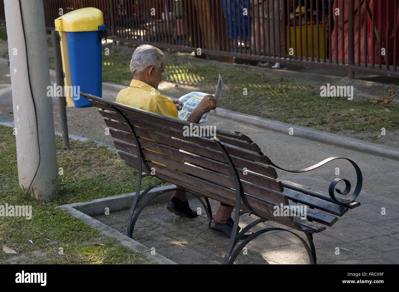 La lecture des journaux dans le centre-ville de Manaus Banque D'Images