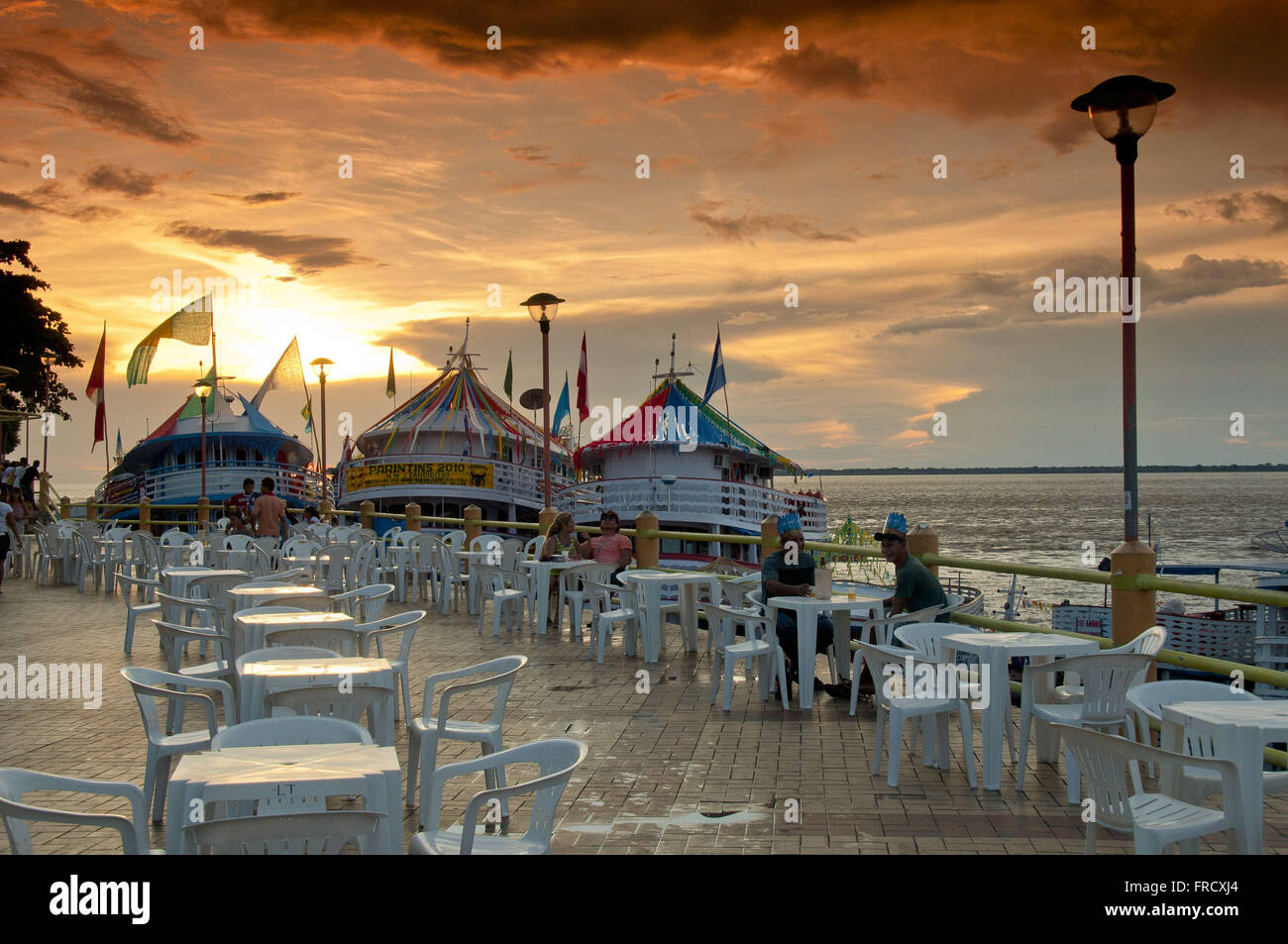Bateaux amarrés et touristes venant à la Folk Festival Ville Tarente Banque D'Images