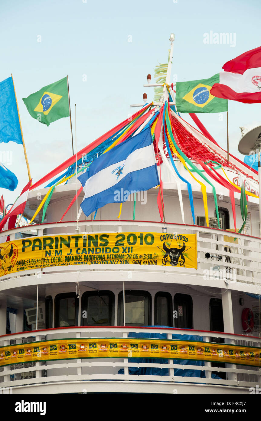 Bateau amarré Bienvenue sur le festival de folklore de la ville Tarente Banque D'Images