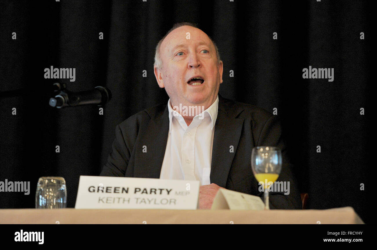 Keith Taylor (eurodéputé du Parti Vert) participe à un débat de l'UE au Eastbourne & District Business Lunch Club Banque D'Images