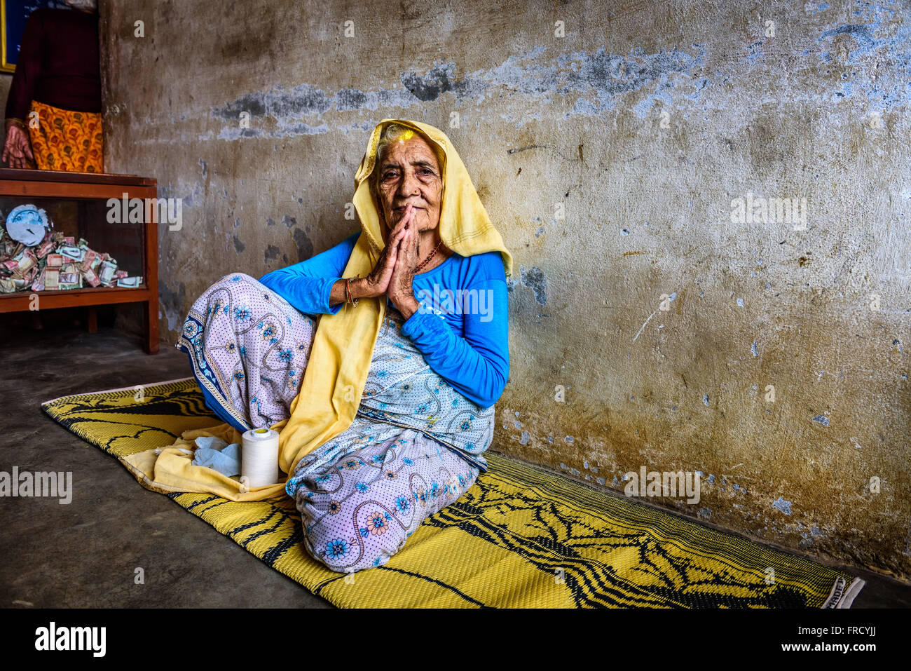 Très vieille femme accueille les visiteurs dans une maison de retraite locale Banque D'Images