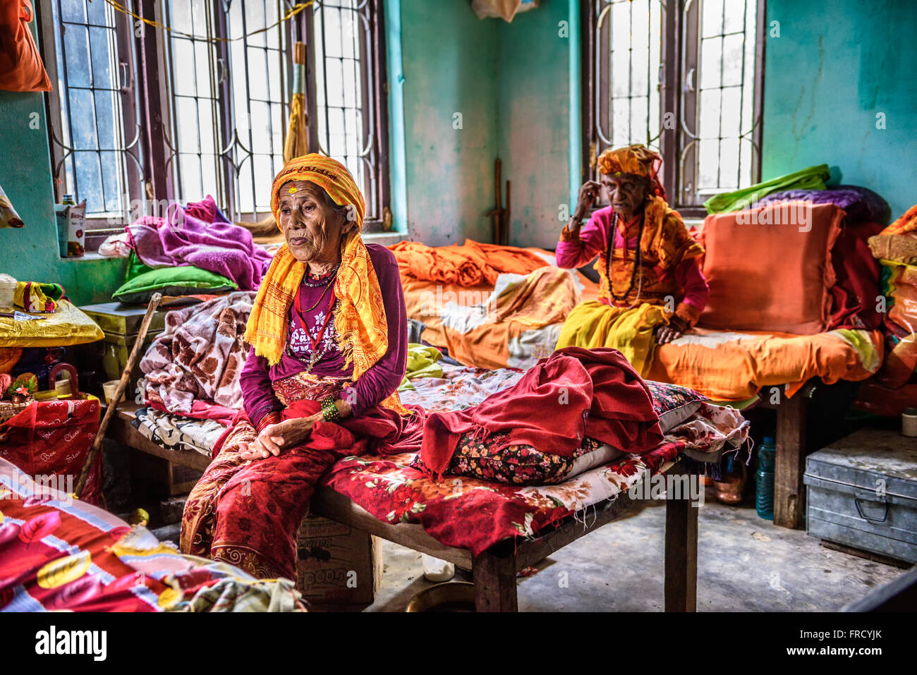 Les femmes âgées s'asseoir sur leurs lits dans une maison de retraite Banque D'Images