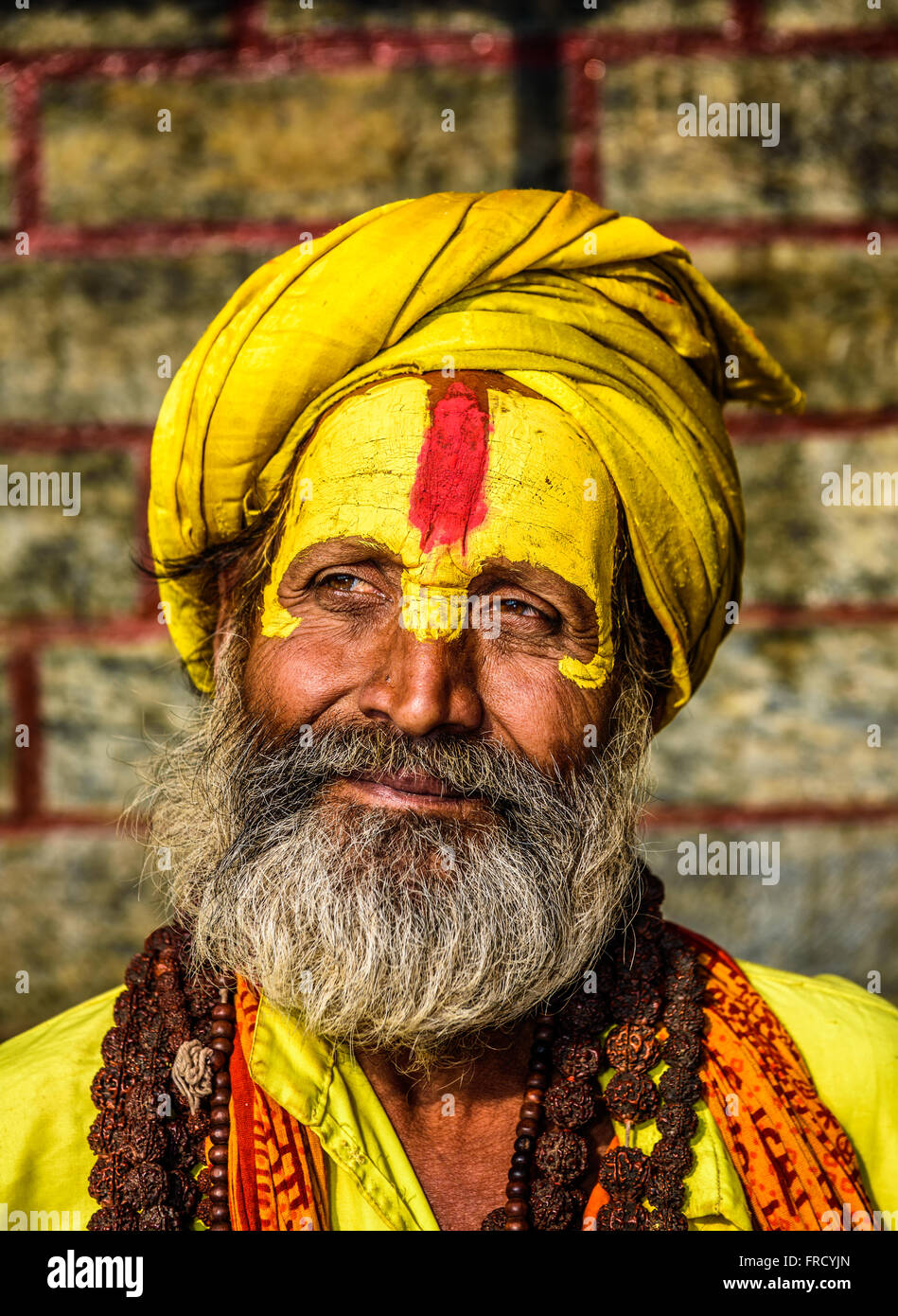 Portrait de sadhu baba (saint homme) avec la peinture du visage jaune dans l'ancien temple de Pashupatinath Banque D'Images