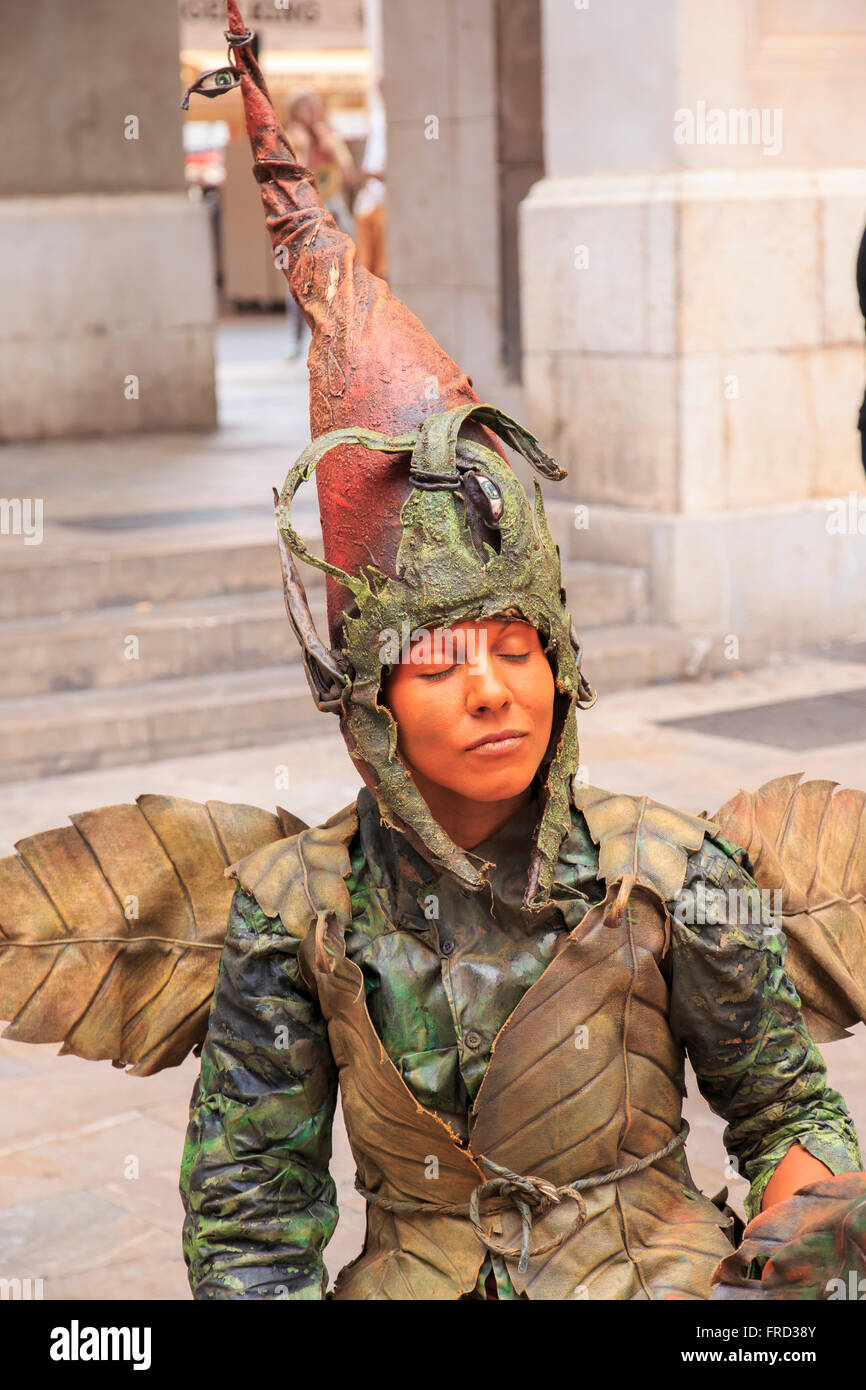 L'Europe, Espagne, Îles Baléares, Majorque, Palma de Majorque, des scènes de rue,plaza, femme mime. Banque D'Images