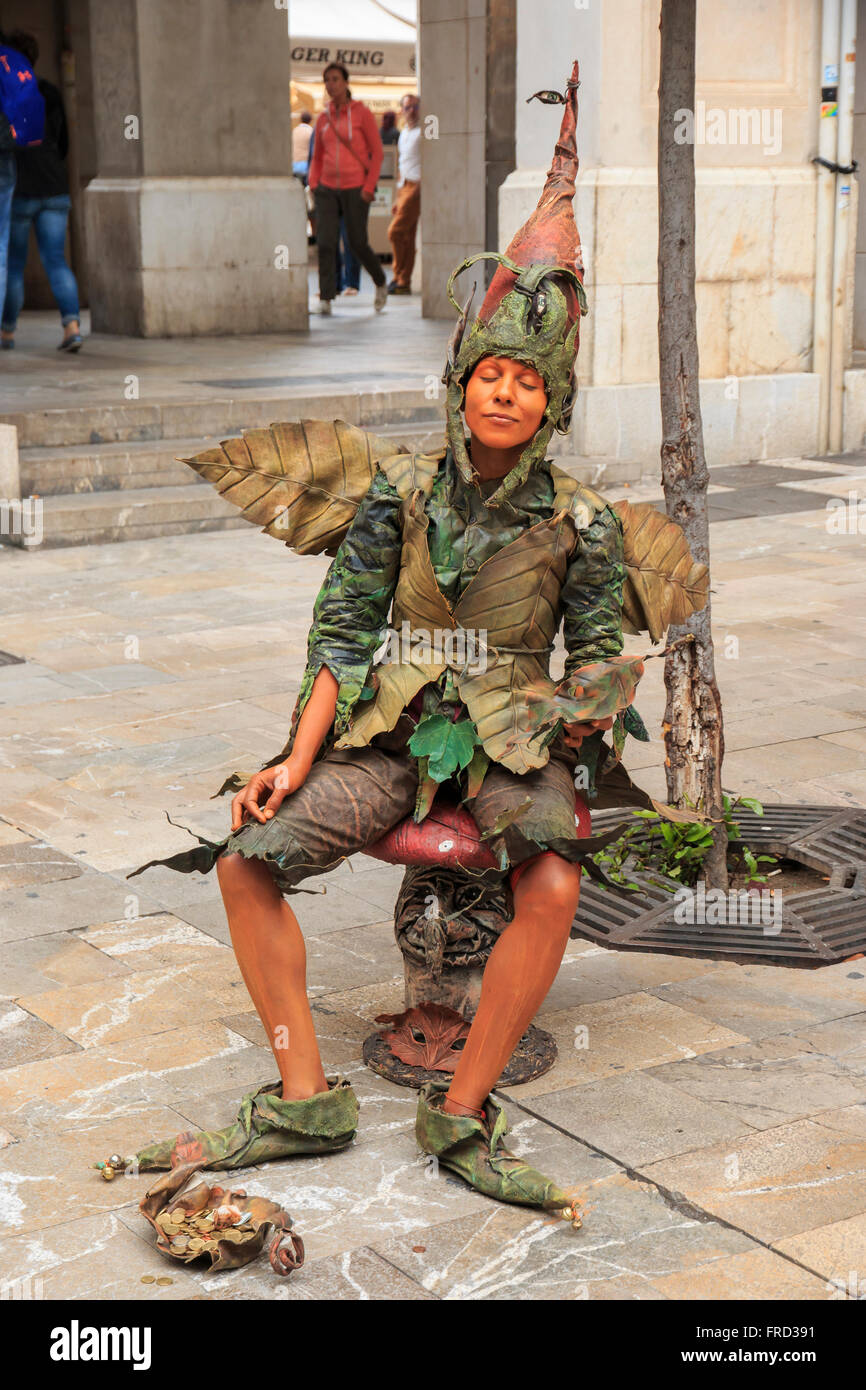L'Europe, Espagne, Îles Baléares, Majorque, Palma de Majorque, des scènes de rue,plaza, femme mime. Banque D'Images