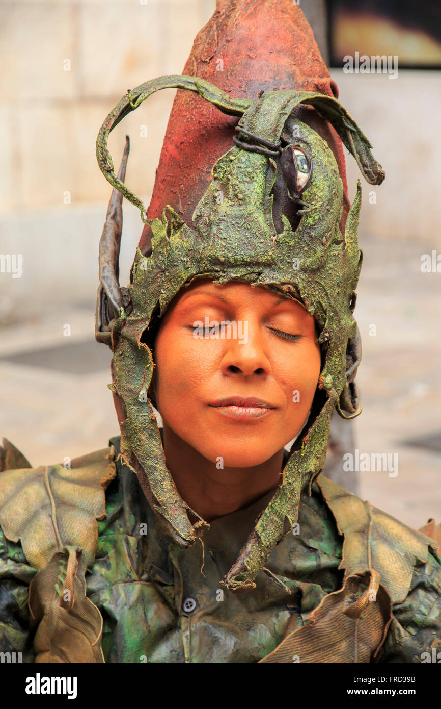 L'Europe, Espagne, Îles Baléares, Majorque, Palma de Majorque, des scènes de rue,plaza, femme mime. Banque D'Images