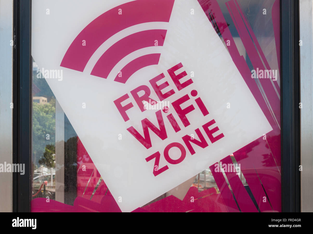 Free WiFi Zone signe sur cabine téléphonique, Esplanade, Sumner, Christchurch, Canterbury, île du Sud, Nouvelle-Zélande Banque D'Images
