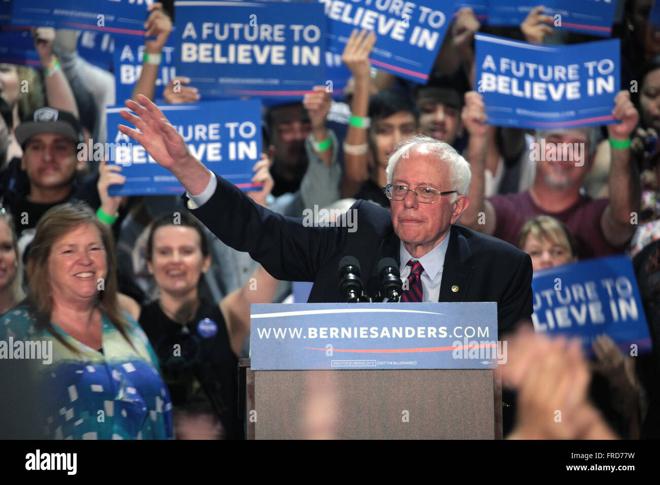 Le sénateur américain et le candidat démocrate Bernie Sanders parle aux partisans lors d'un rassemblement électoral à l'Arizona State Fairgrounds, 19 mars 2016 à Phoenix, Arizona. Banque D'Images