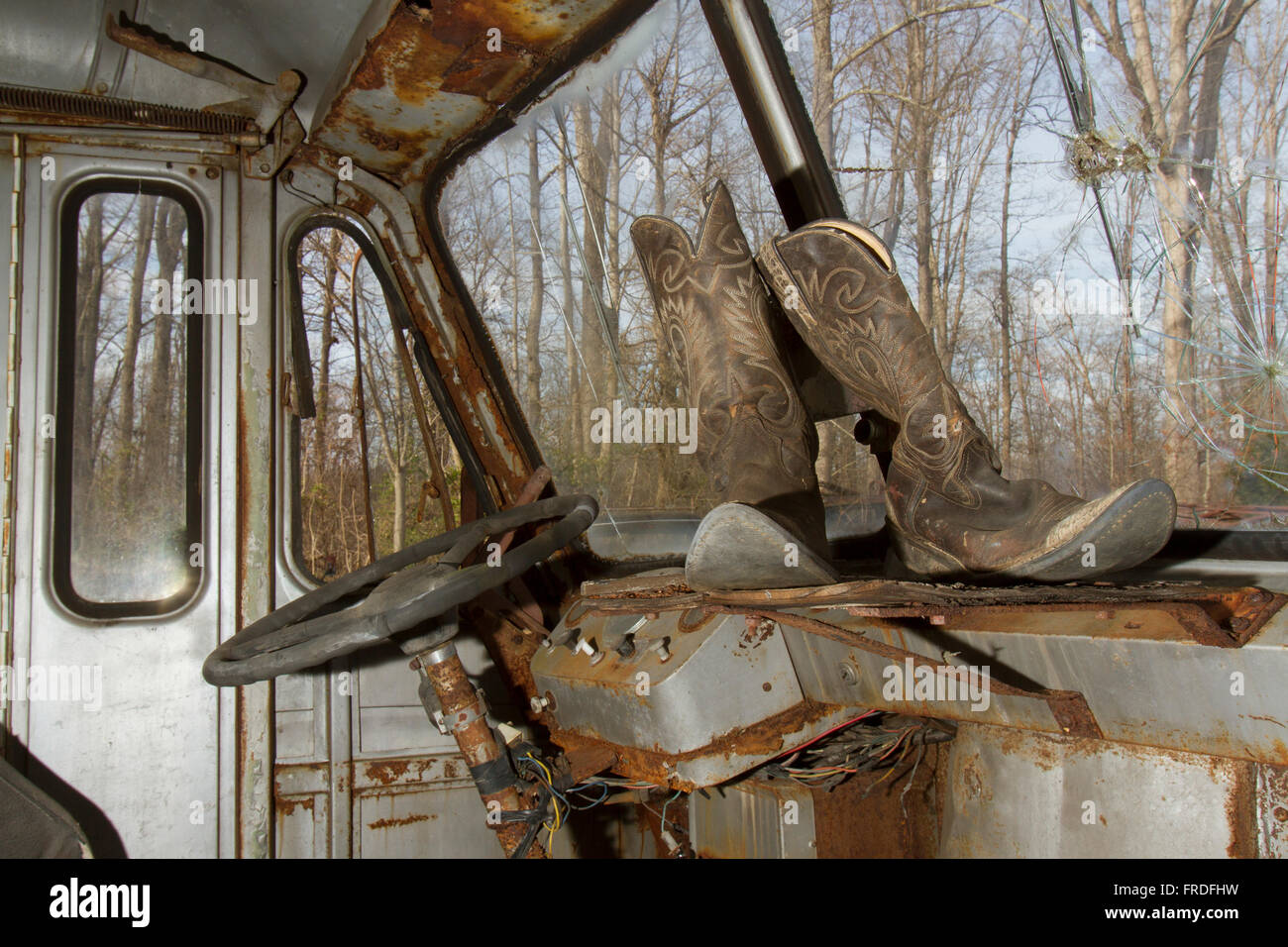 Vieilles bottes en cuir sur le tableau de bord d'rusitng vieux camion de livraison. Banque D'Images