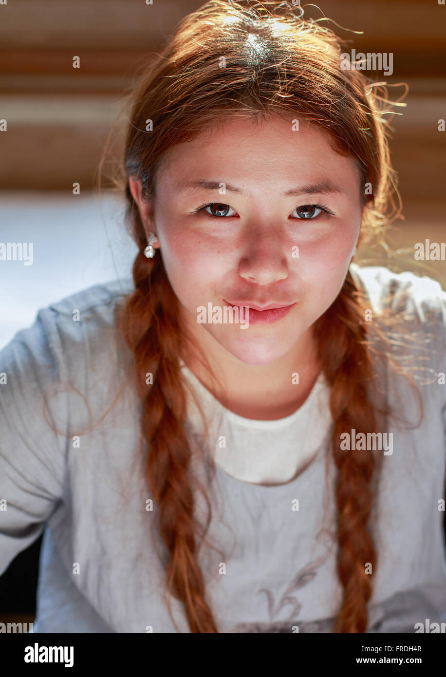 Une jeune chinoise en vêtements traditionnels est souriante Photo Stock