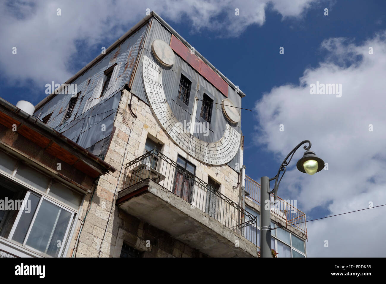 Le cadran solaire vertical au quatrième étage de la synagogue Zoharei Chama ou de la tour d'horloge Mahane Yehuda sur la route Jaffa à Jérusalem Ouest Israël. Les cadrans solaires étaient d'une importance cruciale pour les synagogues orthodoxes qui devaient connaître l'heure exacte du lever du soleil pour commencer leurs prières matinales (vasikin), l'heure exacte du coucher du soleil pour terminer leurs prières de l'après-midi, et l'heure de l'éclairage des bougies de Shabbat Banque D'Images