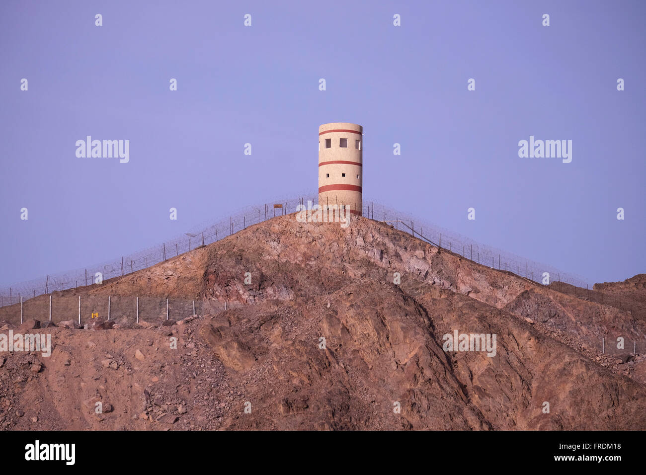 Une tour de guet militaire égyptienne le long de la frontière de l'Égypte Israël dans la ville de Eilat situé à l'extrémité nord de la mer Rouge dans le golfe d'Aqaba. Banque D'Images