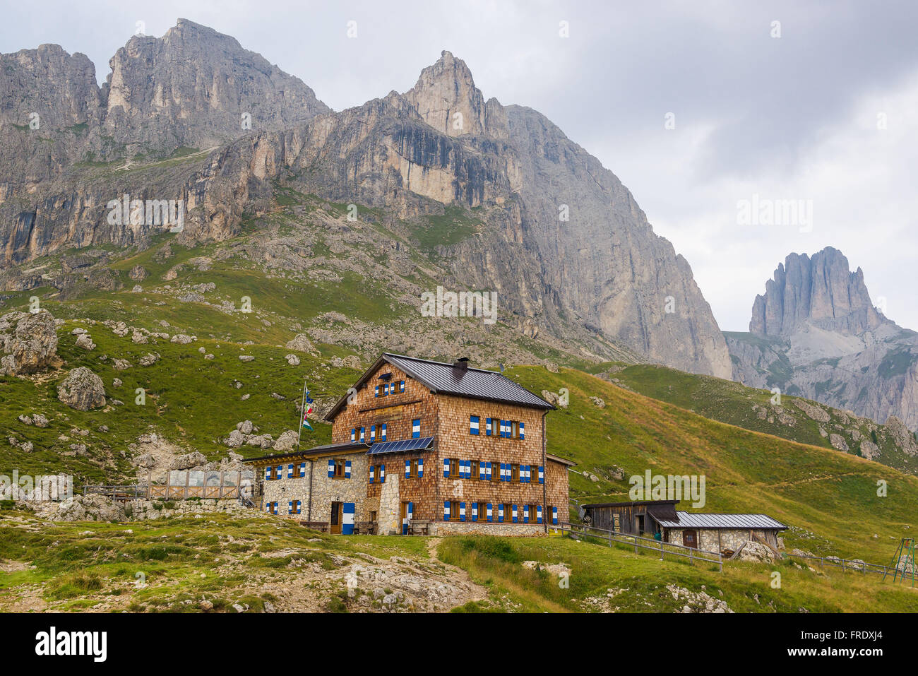 Refuge de montagne dans le groupe des Dolomites Rosengarten Banque D'Images