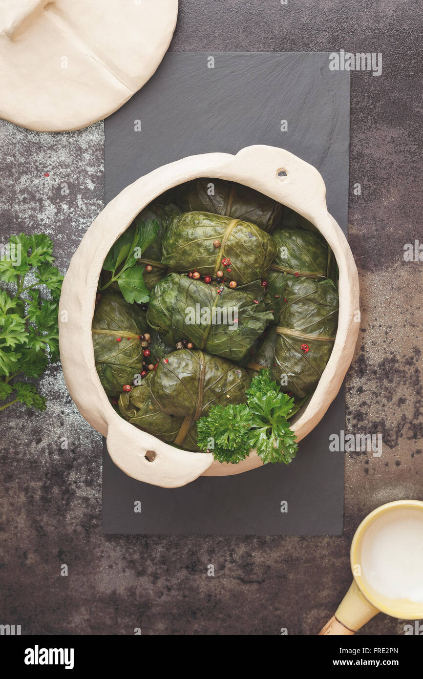 Collard Greens farcies. Rouleaux de chou vert dans une mijoteuse avec des  épices Photo Stock - Alamy