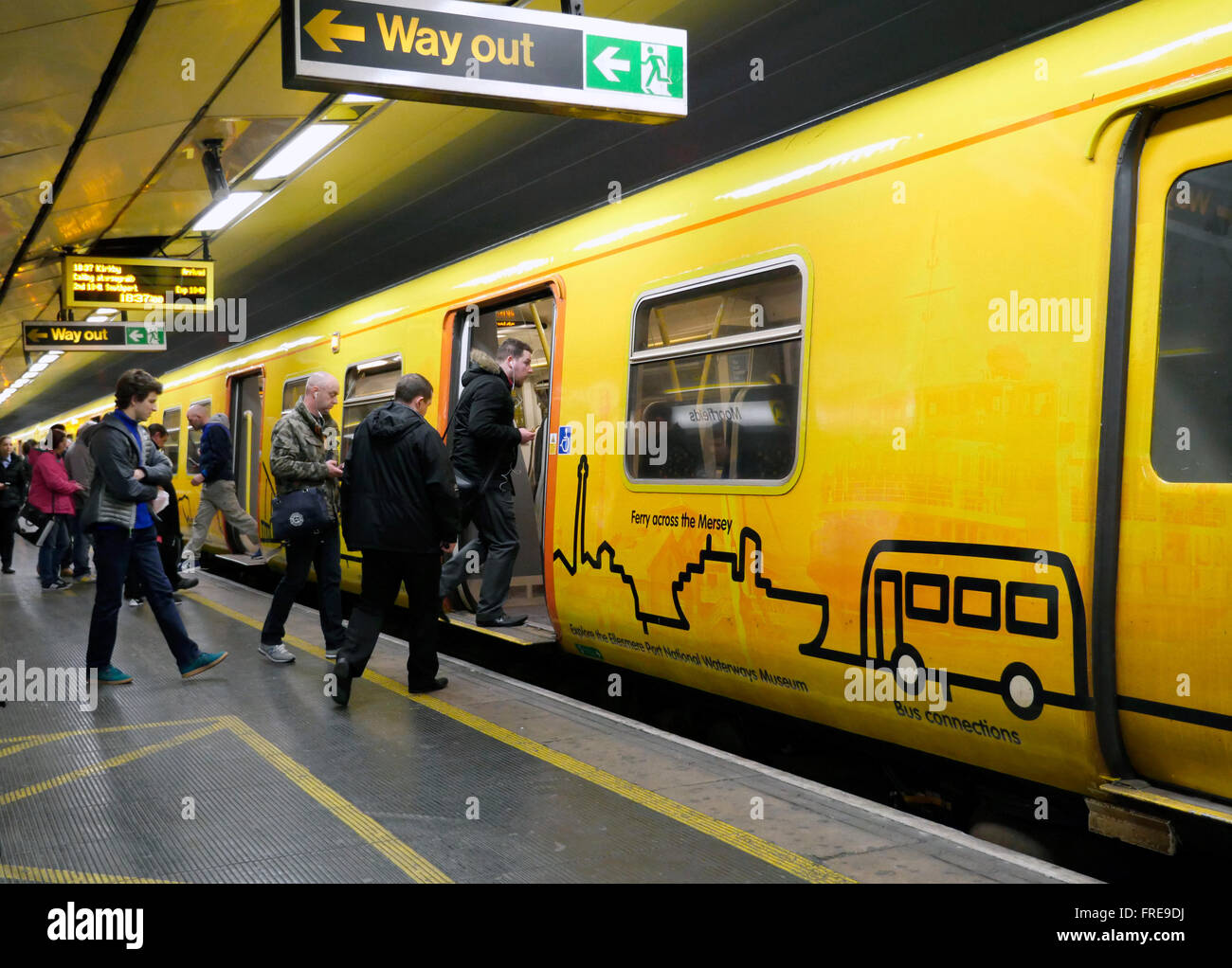 Moorfields Merseyrail Train arrivant en gare de Liverpool Banque D'Images