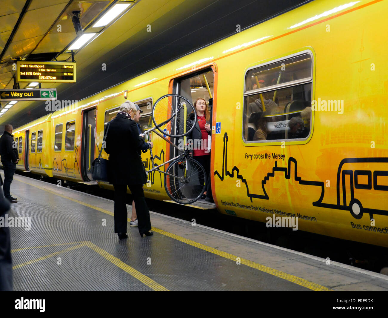 Moorfields Merseyrail Train arrivant en gare de Liverpool Banque D'Images