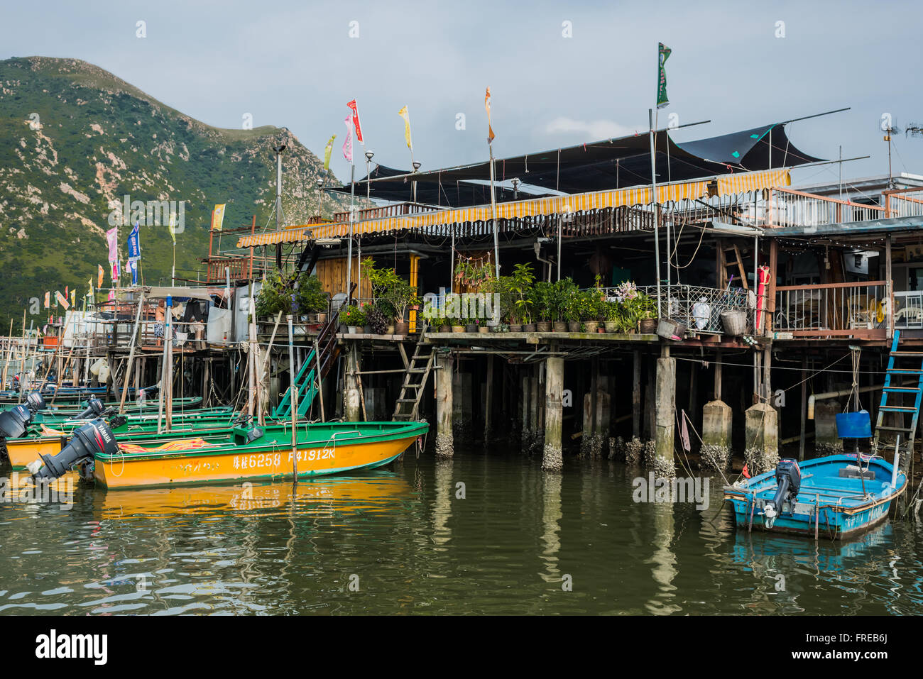 Tai O, Hong Kong, Chine- 10 juin 2014 : des maisons sur pilotis et les pêcheurs en bateaux à l'île de Lantau Banque D'Images