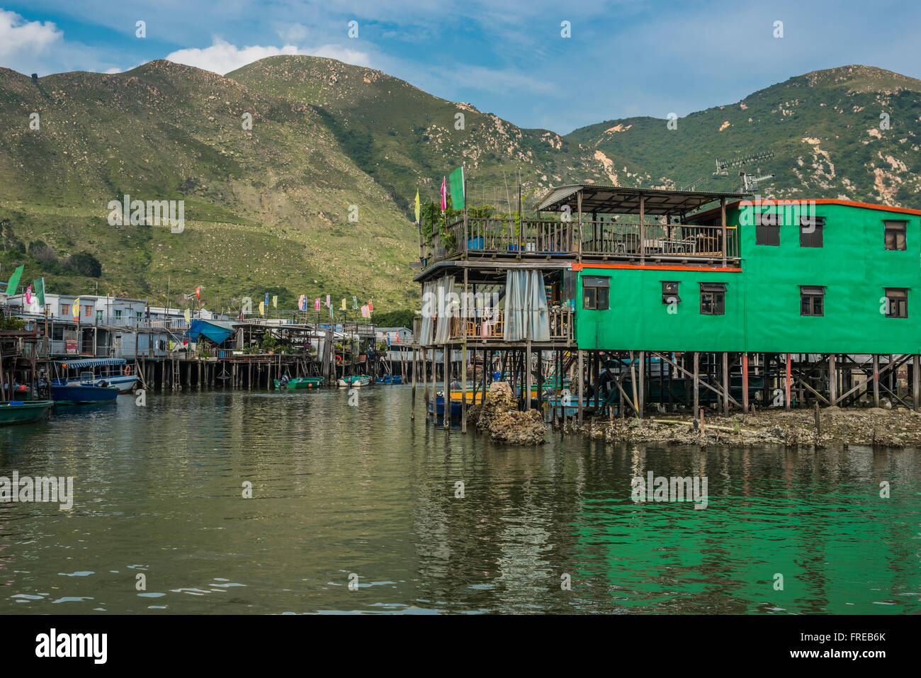 Tai O, Hong Kong, Chine- 10 juin 2014 : des maisons sur pilotis et les pêcheurs en bateaux à l'île de Lantau Banque D'Images