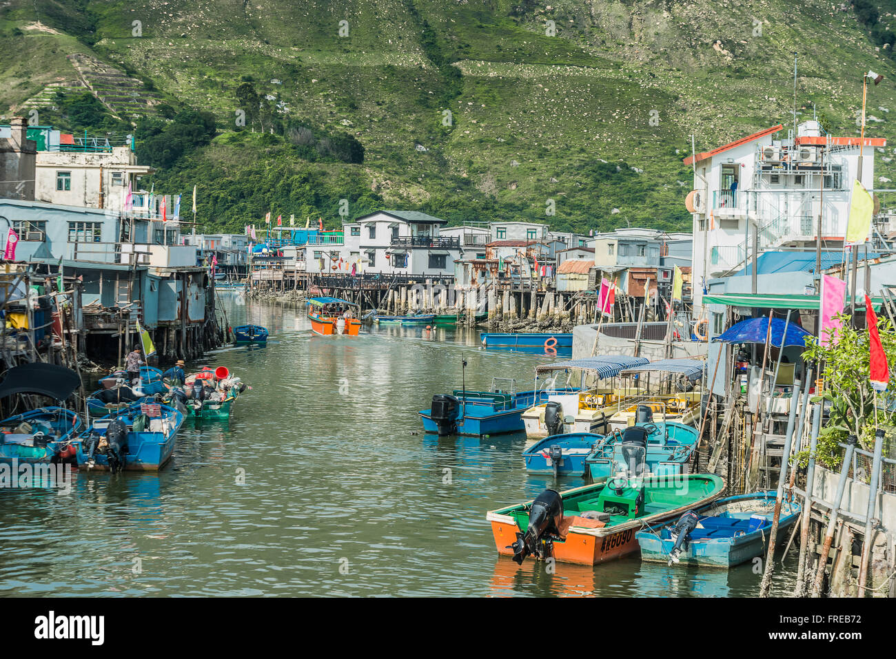Tai O, Hong Kong, Chine- 10 juin 2014 : des maisons sur pilotis et les pêcheurs en bateaux à l'île de Lantau Banque D'Images