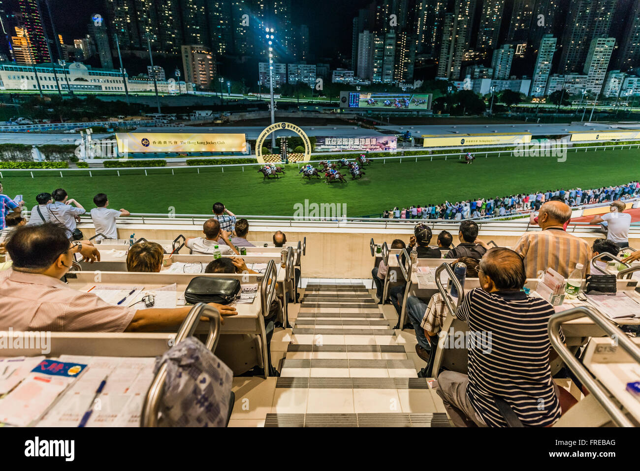 Happy Valley, Hong Kong, Chine- le 5 juin 2014 : les spectateurs à regarder les courses de chevaux à Happy Valley racecourse Banque D'Images