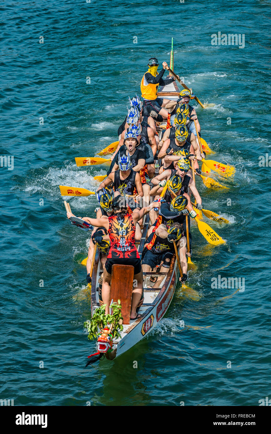 Hong Kong, Chine - juin 2 , 2014 : le festival des courses de bateaux dragon course à Stanley beach Banque D'Images